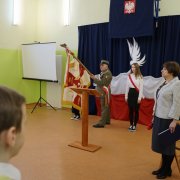 uczniowie pamietaja o zolnierzach 4 dywizji piechoty 1